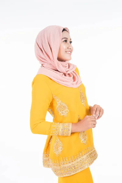 Schöne Muslimische Model Verschiedenen Posen Tragen Modernen Kurung Und Hijab — Stockfoto