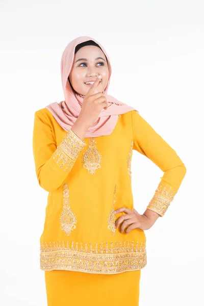 Hermosa Modelo Musulmana Femenina Varias Poses Con Kurung Moderno Hijab —  Fotos de Stock