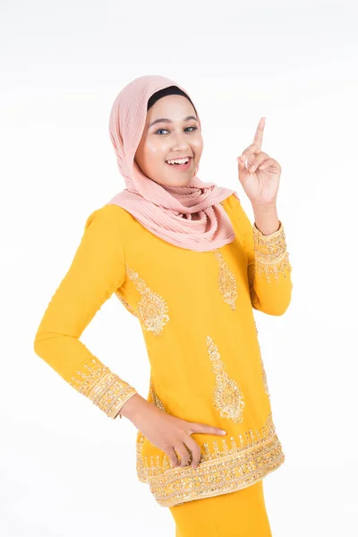 白を基調としたイスラム教徒女性のための現代的なライフスタイルアパレルである現代のクルンとヒジャーブを身に着けている様々なポーズの美しい女性ムスリムモデル 美しさとヒジャーブファッションの概念 半角像 — ストック写真