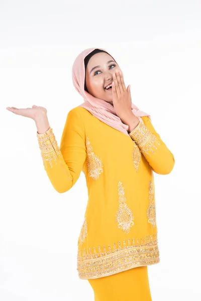 Çeşitli Pozlarda Güzel Bir Müslüman Kadın Model Beyaz Arka Planda — Stok fotoğraf