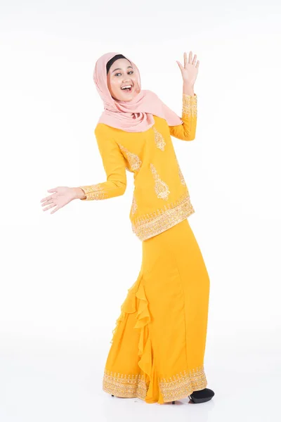 Model Wanita Muslim Yang Cantik Dalam Berbagai Pose Mengenakan Kurung — Stok Foto