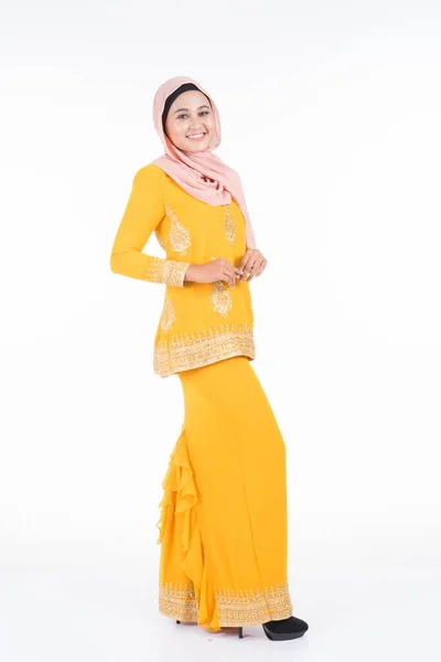 Piękna Muzułmańska Modelka Różnych Pozach Nowoczesnym Kurungu Hidżabie Nowoczesnym Stylu — Zdjęcie stockowe