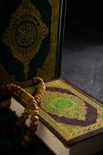 Вера Ислам Исламская Священная Книга Коран Куран Четками Tasbih Темном — стоковое фото