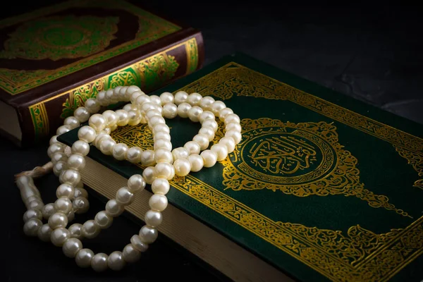 Concepto Islam Libro Sagrado Islámico Corán Kurán Con Cuentas Rosario — Foto de Stock