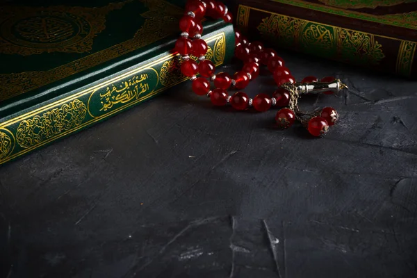 Вера Ислам Исламская Священная Книга Коран Куран Четками Tasbih Темном — стоковое фото