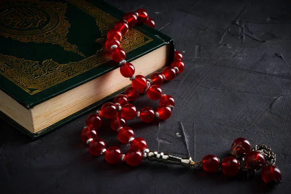 Вера Ислам Исламская Священная Книга Коран Куран Четками Tasbih Темном — стоковое фото