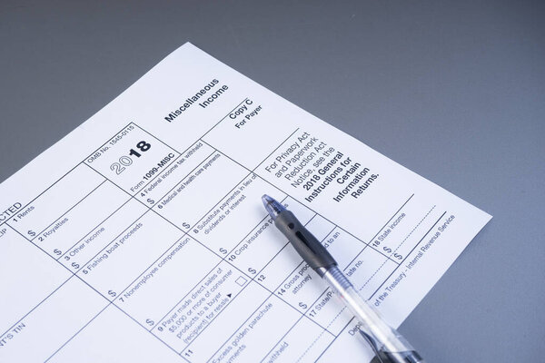 Налоговая или налоговая концепция. Налоговая форма предназначена для того, чтобы граждане США и иностранцы, проживающие в США, могли подать налоговую декларацию. Дополнено финансовыми принадлежностями и реквизитом
.