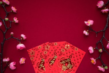Kırmızı arkaplan ve çeşitli festival dekorasyonlarıyla Çin Yeni Yıl dekorasyonları. Çince karakterler zenginlik, refah ve şans demektir. Düz yatıyordu.