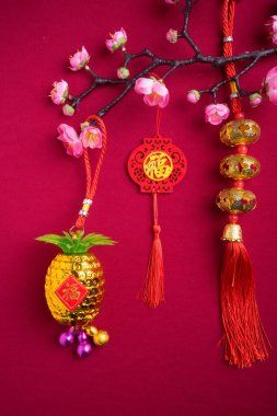 Kırmızı arkaplan ve çeşitli festival dekorasyonlarıyla Çin Yeni Yıl dekorasyonları. Çince karakterler zenginlik, refah ve şans demektir. Düz yatıyordu.