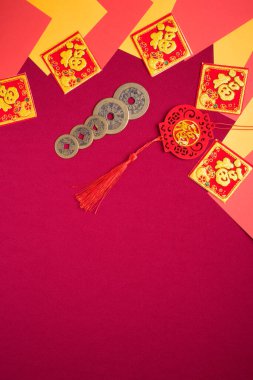 Kırmızı arkaplan ve çeşitli festival dekorasyonlarıyla Çin Yeni Yıl dekorasyonları. Çince karakterler zenginlik, refah ve şans demektir. Düz yatıyordu.