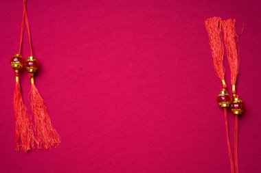 Kırmızı arkaplan ve çeşitli festival dekorasyonlarıyla Çin Yeni Yıl dekorasyonları. Çince karakterler zenginlik, refah ve şans demektir. Düz yatıyordu.