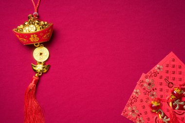 Kırmızı arkaplan ve çeşitli festival dekorasyonlarıyla Çin Yeni Yıl dekorasyonları. Çince karakterler zenginlik, refah ve şans demektir. Düz yatıyordu.