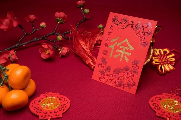 Decoraciones Chinas Año Nuevo Con Fondo Rojo Con Decoraciones Variadas —  Fotos de Stock