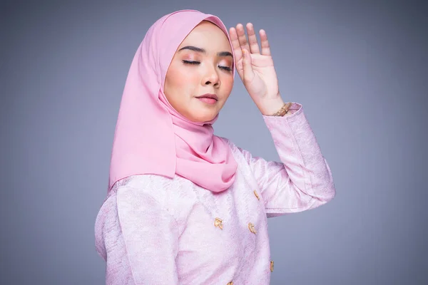 Retrato Cabeza Una Hermosa Modelo Femenina Con Vestido Tradicional Hijab —  Fotos de Stock