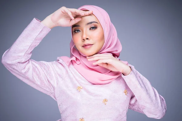 Kopfballporträt Eines Schönen Weiblichen Modells Traditioneller Kleidung Und Hijab Einer — Stockfoto