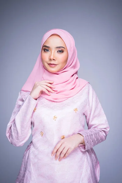 Pół Długości Portret Pięknej Modelki Ubranej Tradycyjną Sukienkę Hidżab Odzież — Zdjęcie stockowe
