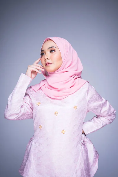 Poloviční Portrét Krásné Ženské Modelky Tradičních Šatech Hidžábu Oblečení Pro — Stock fotografie