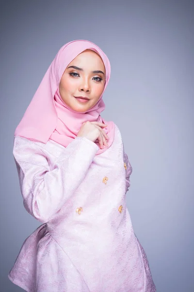 Halvt Langt Portrett Vakker Kvinnelig Modell Iført Tradisjonell Kjole Hijab – stockfoto