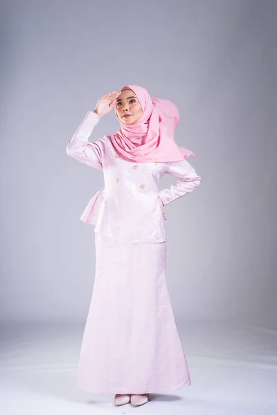 一个身穿传统服装和头巾的漂亮女模特的全长肖像 这是穆斯林妇女灰色背景的生活方式服装 Idul Fitri和Hijab时尚概念 — 图库照片