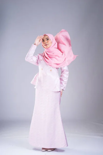 一个身穿传统服装和头巾的漂亮女模特的全长肖像 这是穆斯林妇女灰色背景的生活方式服装 Idul Fitri和Hijab时尚概念 — 图库照片