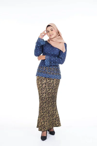 Aantrekkelijk Vrouwelijk Model Met Donkerblauwe Moderne Kurung Met Hijab Een — Stockfoto