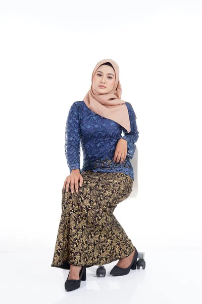 Attraktives Weibliches Modell Dunkelblauem Modernem Kurung Mit Hijab Einer Modernen — Stockfoto