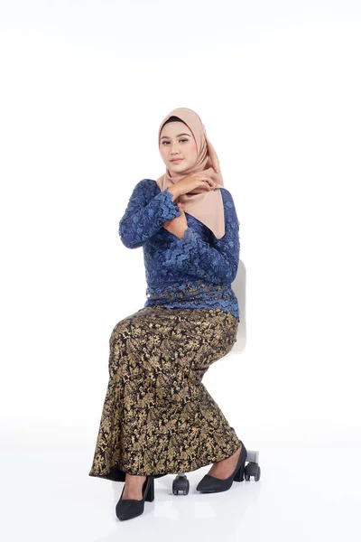 Modelo Feminino Atraente Vestindo Azul Escuro Moderno Kurung Com Hijab — Fotografia de Stock