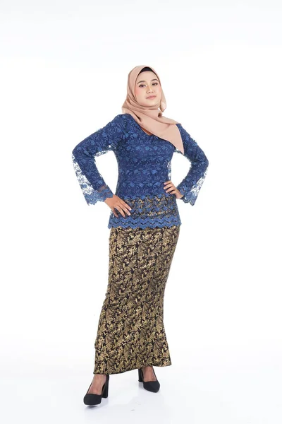 Modelo Feminino Atraente Vestindo Azul Escuro Moderno Kurung Com Hijab — Fotografia de Stock