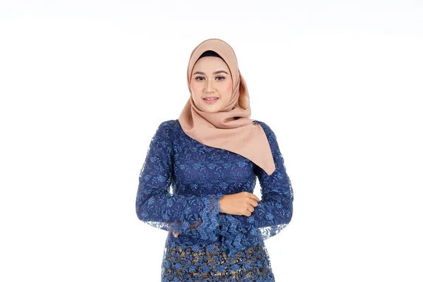Primer Plano Una Hermosa Modelo Musulmana Vestida Con Kurung Moderno — Foto de Stock