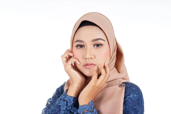 Headshot Dari Model Wanita Muslim Yang Cantik Mengenakan Kurung Modern — Stok Foto