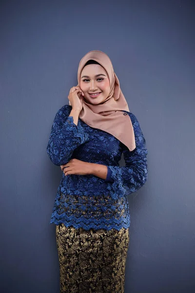 Atractiva Modelo Musulmana Femenina Con Kurung Moderno Azul Oscuro Con — Foto de Stock
