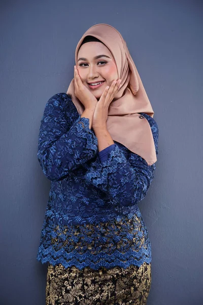 Attraente Modella Musulmana Che Indossa Kurung Moderno Blu Scuro Con — Foto Stock