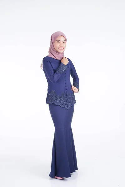 Seorang Model Wanita Muslim Yang Cantik Mengenakan Kebaya Modern Biru — Stok Foto