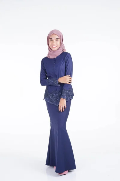 Ein Schönes Muslimisches Model Das Einen Dunkelblauen Modernen Kebaya Mit — Stockfoto