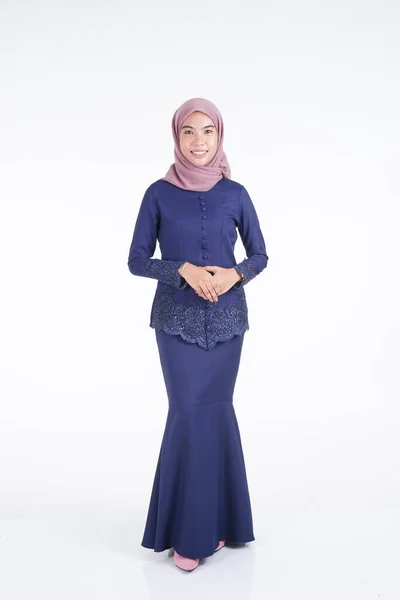 Een Prachtig Moslim Vrouwelijk Model Met Een Donkerblauwe Moderne Kebaya — Stockfoto