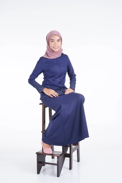 Uma Bela Modelo Feminina Muçulmana Vestindo Kebaya Moderno Azul Escuro — Fotografia de Stock