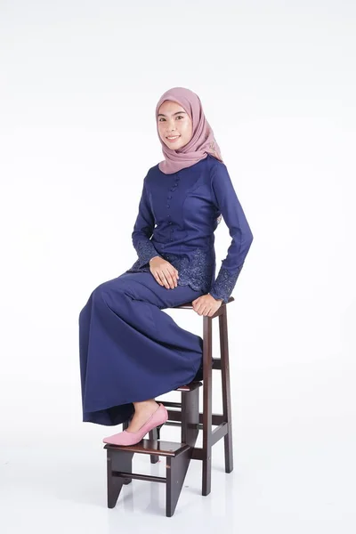 Seorang Model Wanita Muslim Yang Cantik Mengenakan Kebaya Modern Biru — Stok Foto