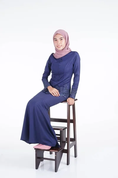 Une Belle Mannequin Musulmane Portant Kebaya Moderne Bleu Foncé Avec — Photo
