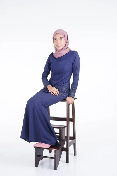 Seorang Model Wanita Muslim Yang Cantik Mengenakan Kebaya Modern Biru — Stok Foto