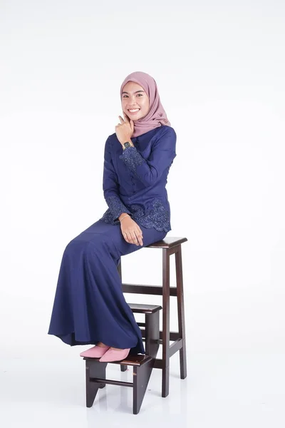 Una Hermosa Modelo Femenina Musulmana Con Kebaya Moderno Azul Oscuro —  Fotos de Stock