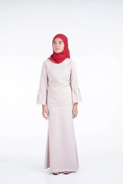 一位迷人的穆斯林女模特穿着红色头巾的奶油色现代木瓜 这是一件亚洲穆斯林传统服饰 背景是白色的 Eidul Fitri时尚和生活方式肖像画概念 — 图库照片