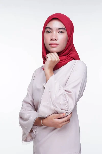 Одяг Красивої Мусульманської Жінки Моделі Кремовому Кольорі Сучасної Кебаї Червоним — стокове фото