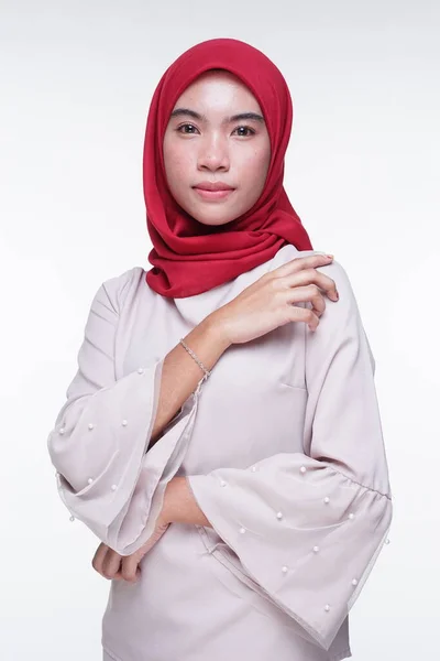 Κοντινό Πλάνο Ενός Όμορφου Μουσουλμανικού Γυναικείου Μοντέλου Ένα Κρεμ Χρώμα — Φωτογραφία Αρχείου
