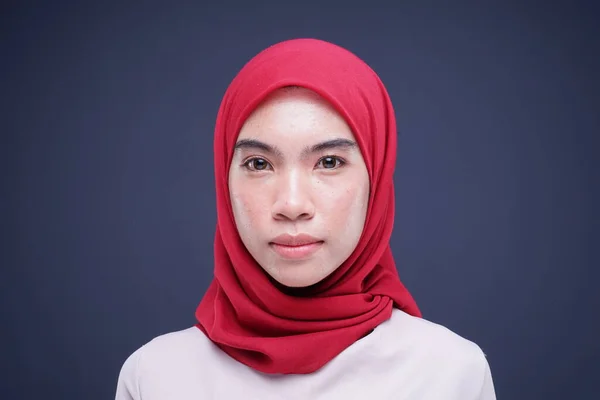 Headshot Dari Model Perempuan Muslim Yang Indah Dalam Kebaya Modern — Stok Foto