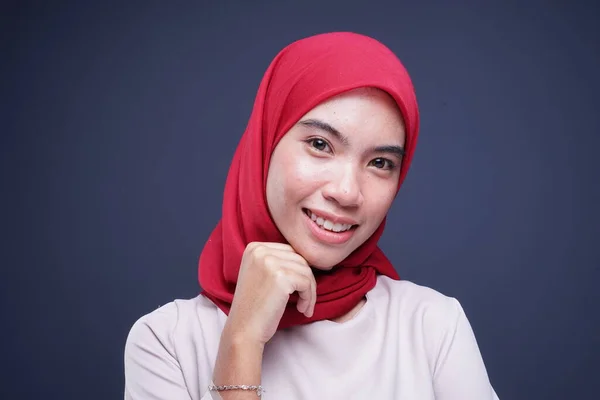 Headshot Beautiful Muslim Female Model Cream Modern Kebaya Red Hijab — Stock Photo, Image