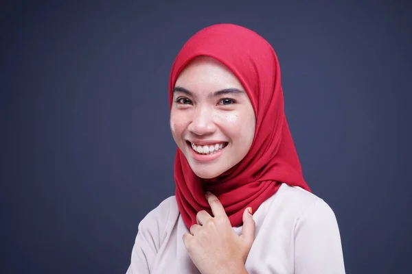 Snímek Hlavy Krásného Muslimského Ženského Modelu Krémové Moderní Kebaja Červeným — Stock fotografie