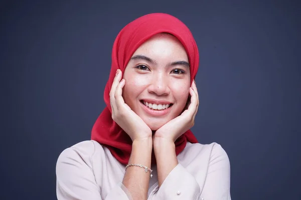 Headshot Dari Model Perempuan Muslim Yang Indah Dalam Kebaya Modern — Stok Foto