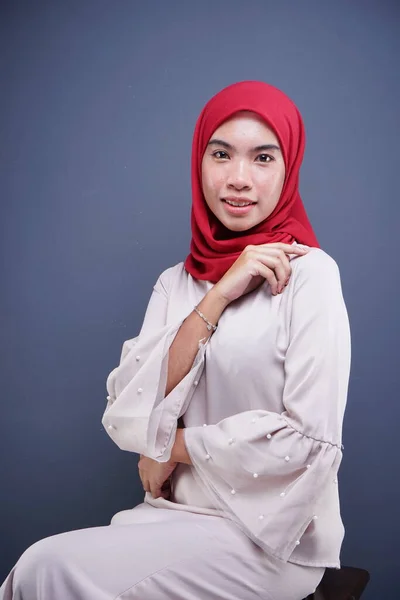 Detailní Záběr Krásný Muslimský Ženský Model Krémově Zbarvené Moderní Kebaya — Stock fotografie