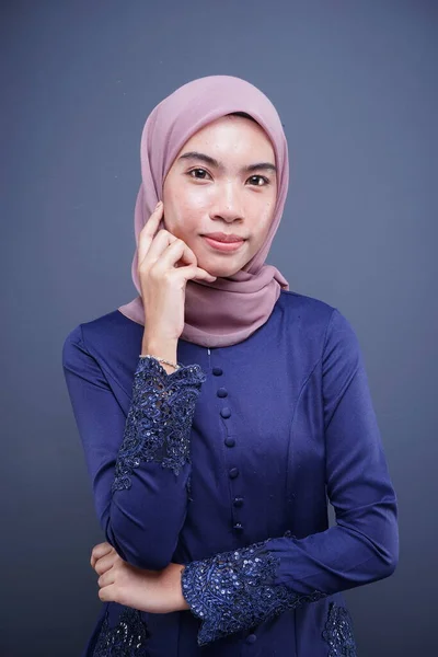 Een Prachtig Moslim Vrouwelijk Model Met Een Donkerblauwe Moderne Kebaya — Stockfoto