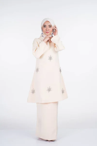 Bela Modelo Muçulmana Feminina Várias Poses Vestindo Kurung Pahang Hijab — Fotografia de Stock